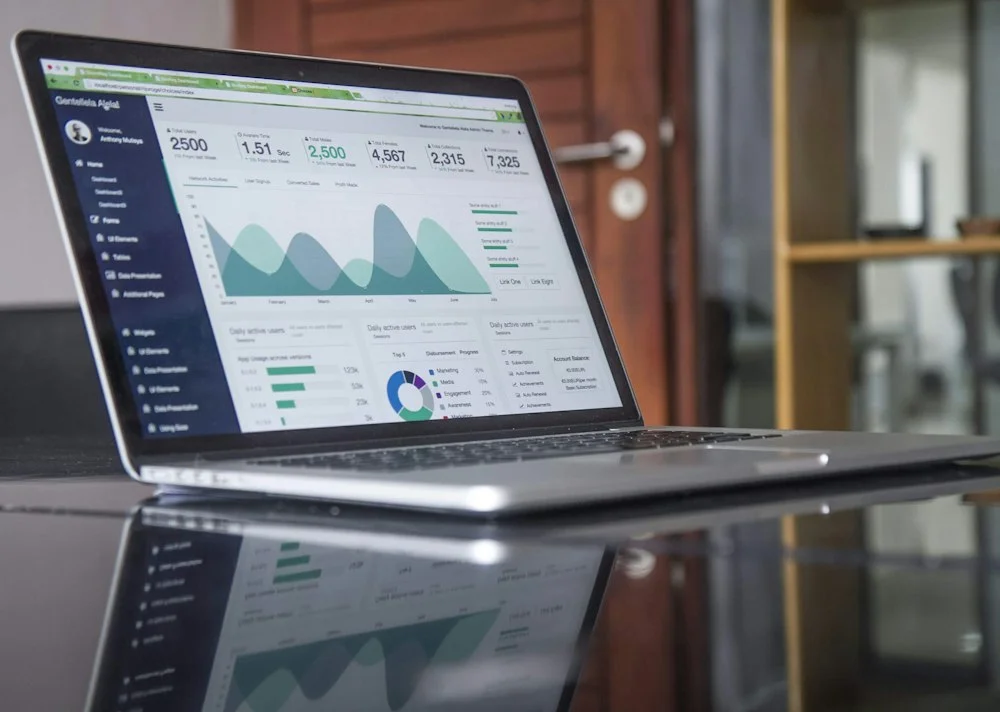 Grafik analisis data biaya dan statistik performa proyek web di layar komputer