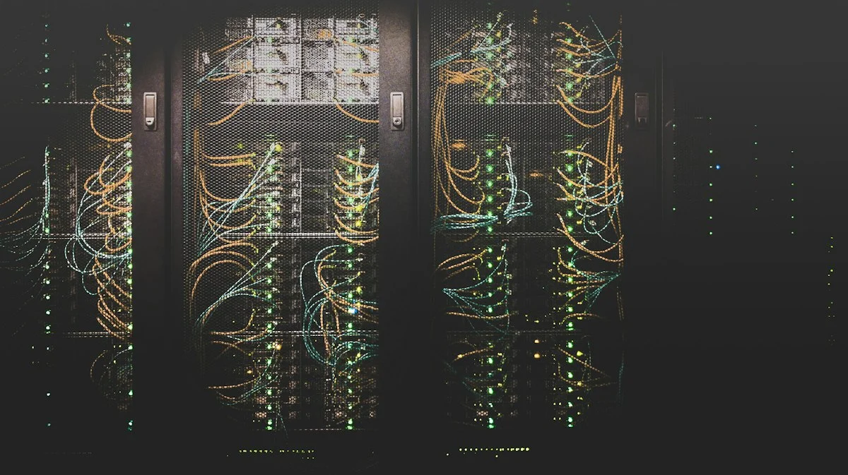Deretan rak server cloud hosting modern dengan lampu indikator jaringan aktif