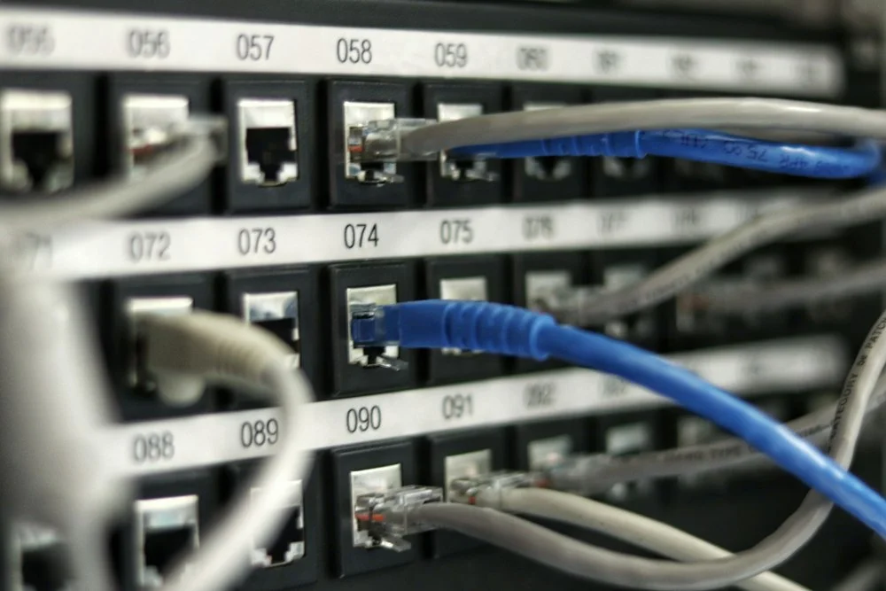 Kabel jaringan internet berkecepatan tinggi terhubung ke pusat data infrastruktur cloud